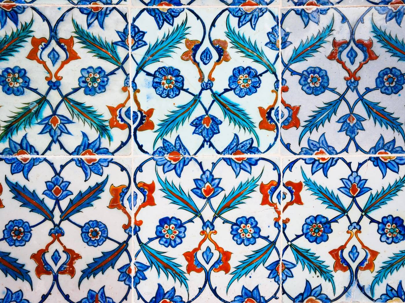 Blau und weiss gemustertes Ornamentfliesendesign, wie es Vinylböden nachbilden