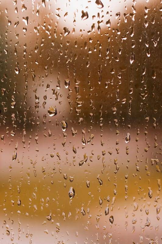 Wassertropfen an einer beschlagenen Scheibe